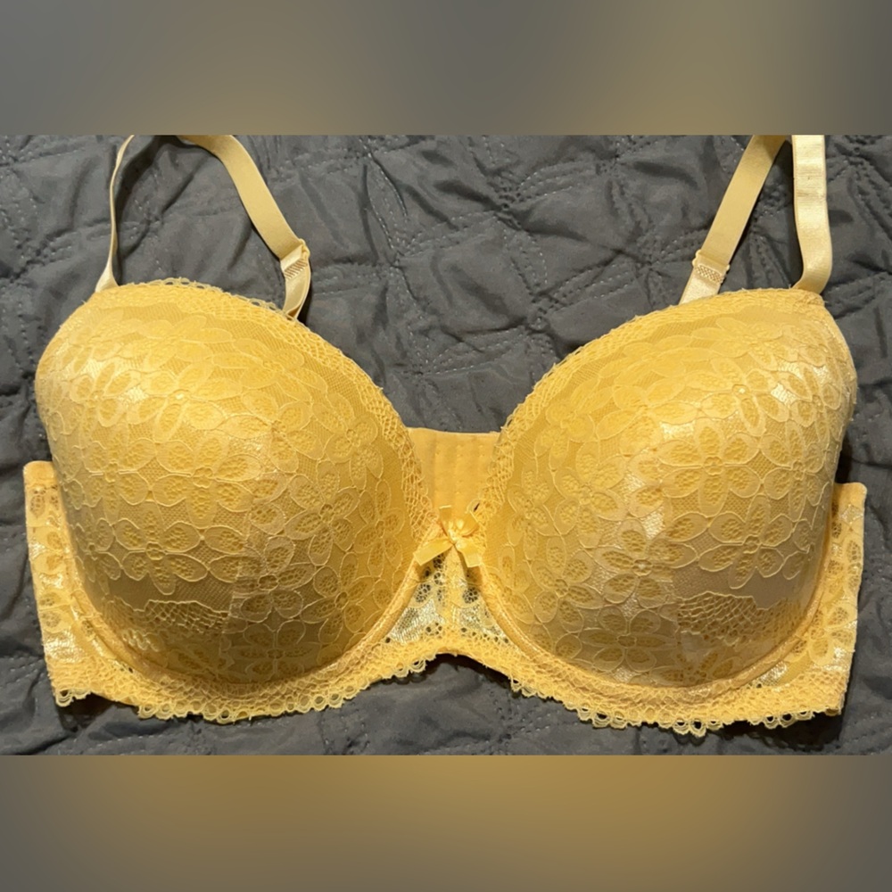 Rene Rofe Yellow, Lace pattern, padded, underwire bra. 40DD
